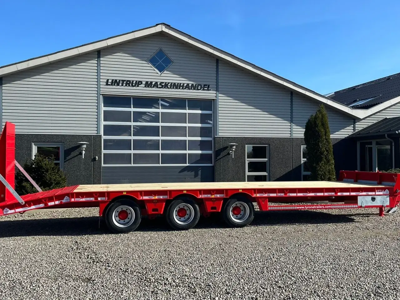 Billede 14 - Tyrone 27TLL LANG MODEL med Affjedret træk og affjedret aksler. Med hydrauliske ramper og værktøjskasse