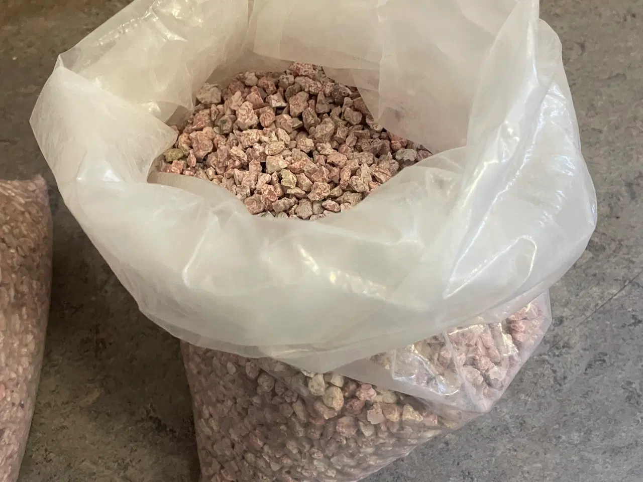 Billede 3 - Granit skærver lyserød i sække til 100 l akvarie