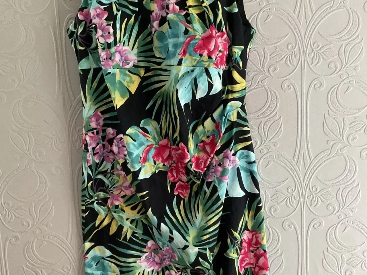 Billede 5 - Kjole med tropepri. Skaterdress-Passf. Str: 38/40-
