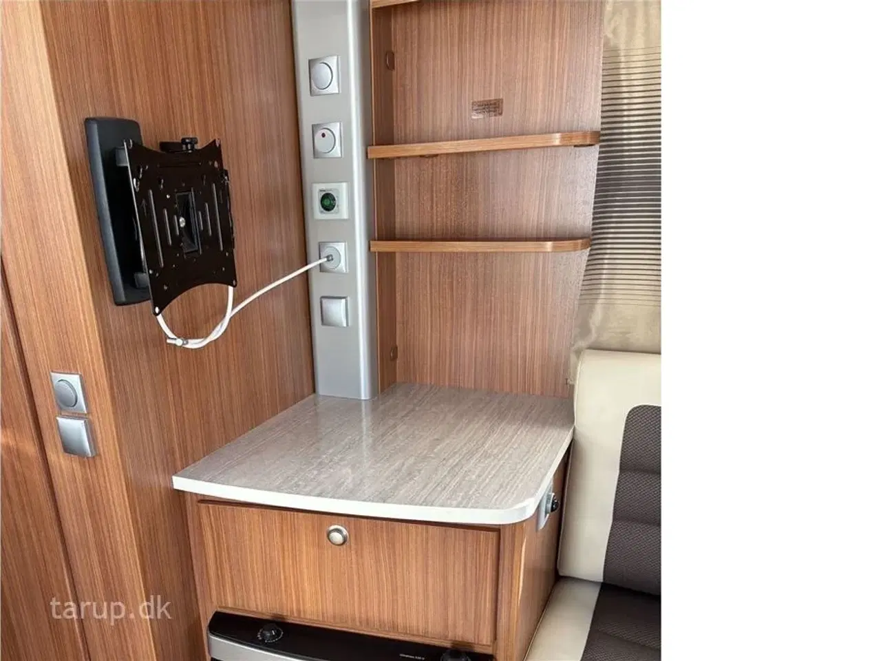 Billede 11 - 2014 - Adria Adora 512 UL   Mover, myggenetsdør, enkeltsenge m/udtræk, rundsidde-gruppe, el-gulv-varme, 90l. køleskab med fryser, stabilisator, glatte glasfibersider