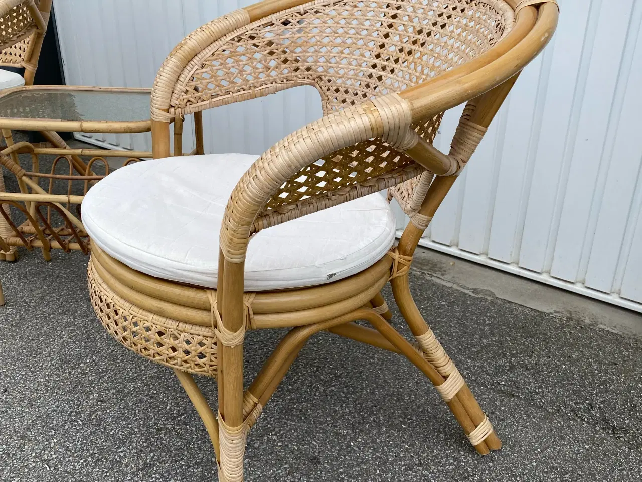 Billede 2 - Flot kurvesæt med 2 stole og et bord/bladholder
