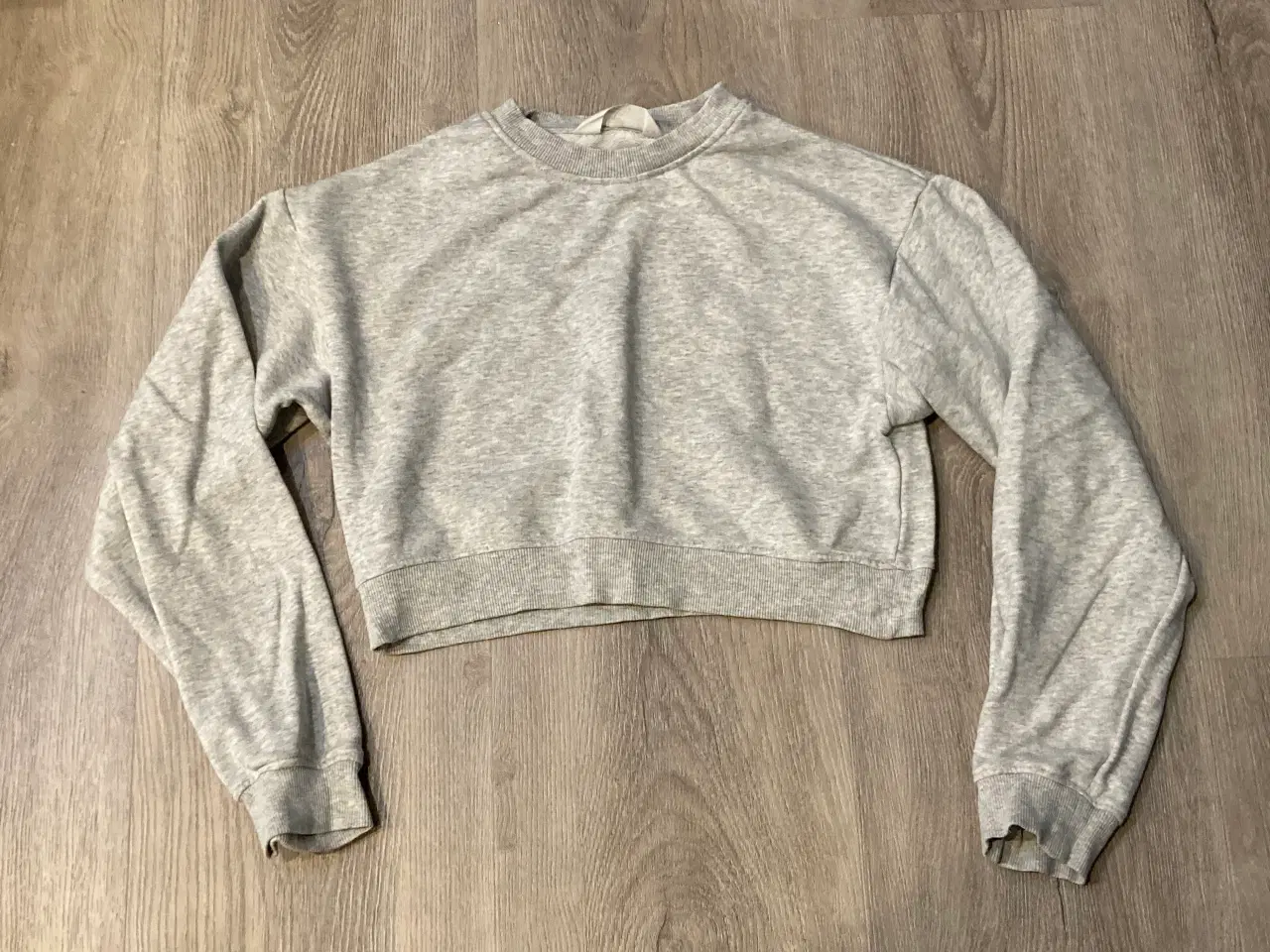 Billede 1 - Grå cropped sweatshirt str. 146/152