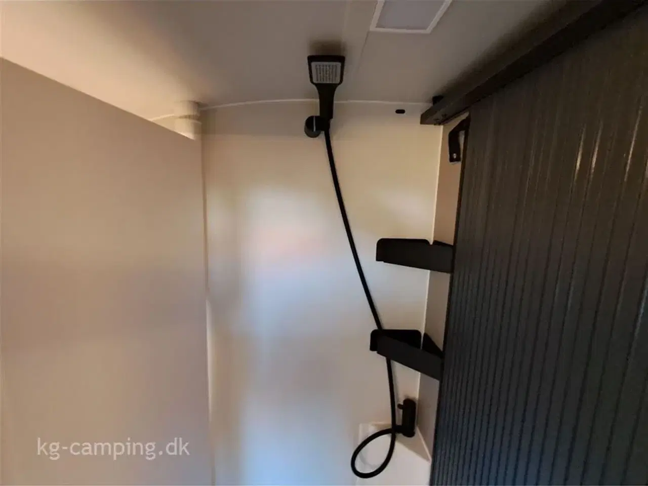 Billede 11 - 2026 - Adria Action 391 LH Sport   2026 Nyhed - Action 391 LH SPORTS med TRUMA Combi 4 E og lyst hyndestof