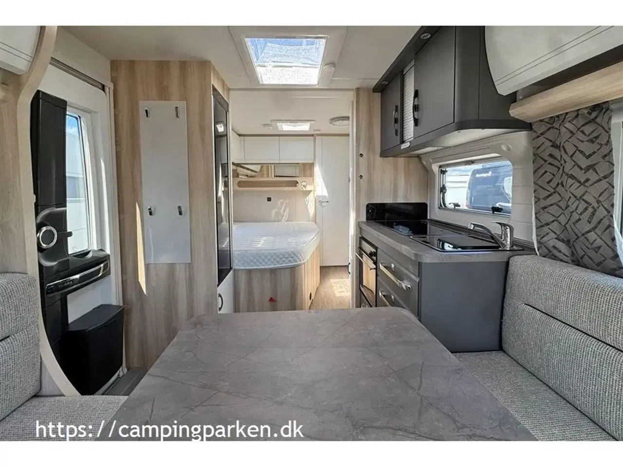 Billede 4 - 2024 - Hobby De Luxe 495 WFB   Næsten ny med meget udstyr, mover og tagmonteret markise. Ny pris over kr. 330.000