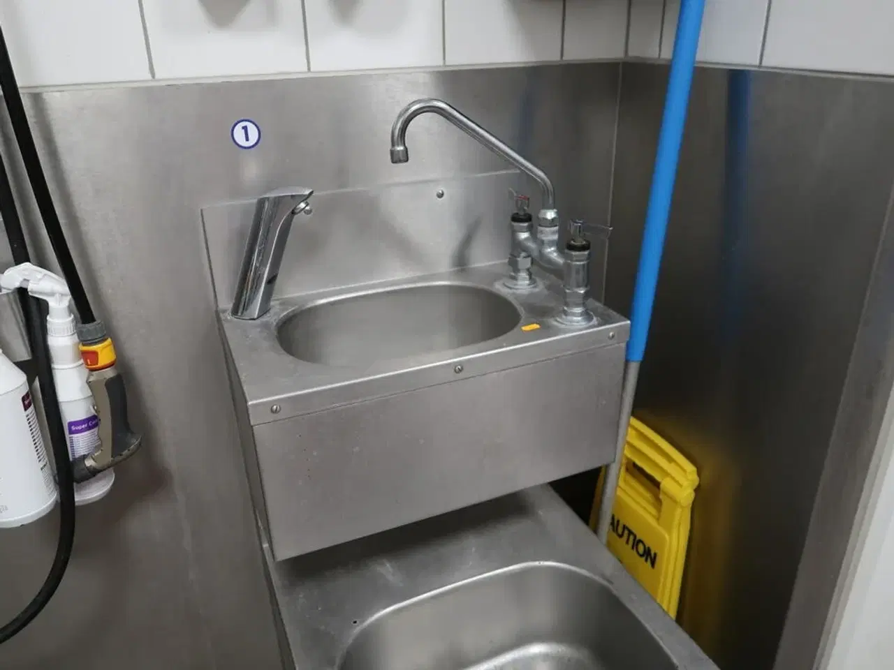 Billede 3 - Vaskestation, papirdispenser, sæbedispenser m.m.