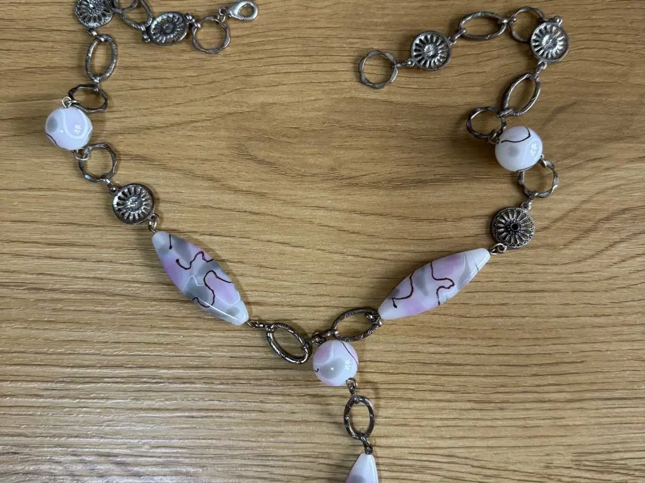 Billede 2 - Sød og feminin perlehalssmykke