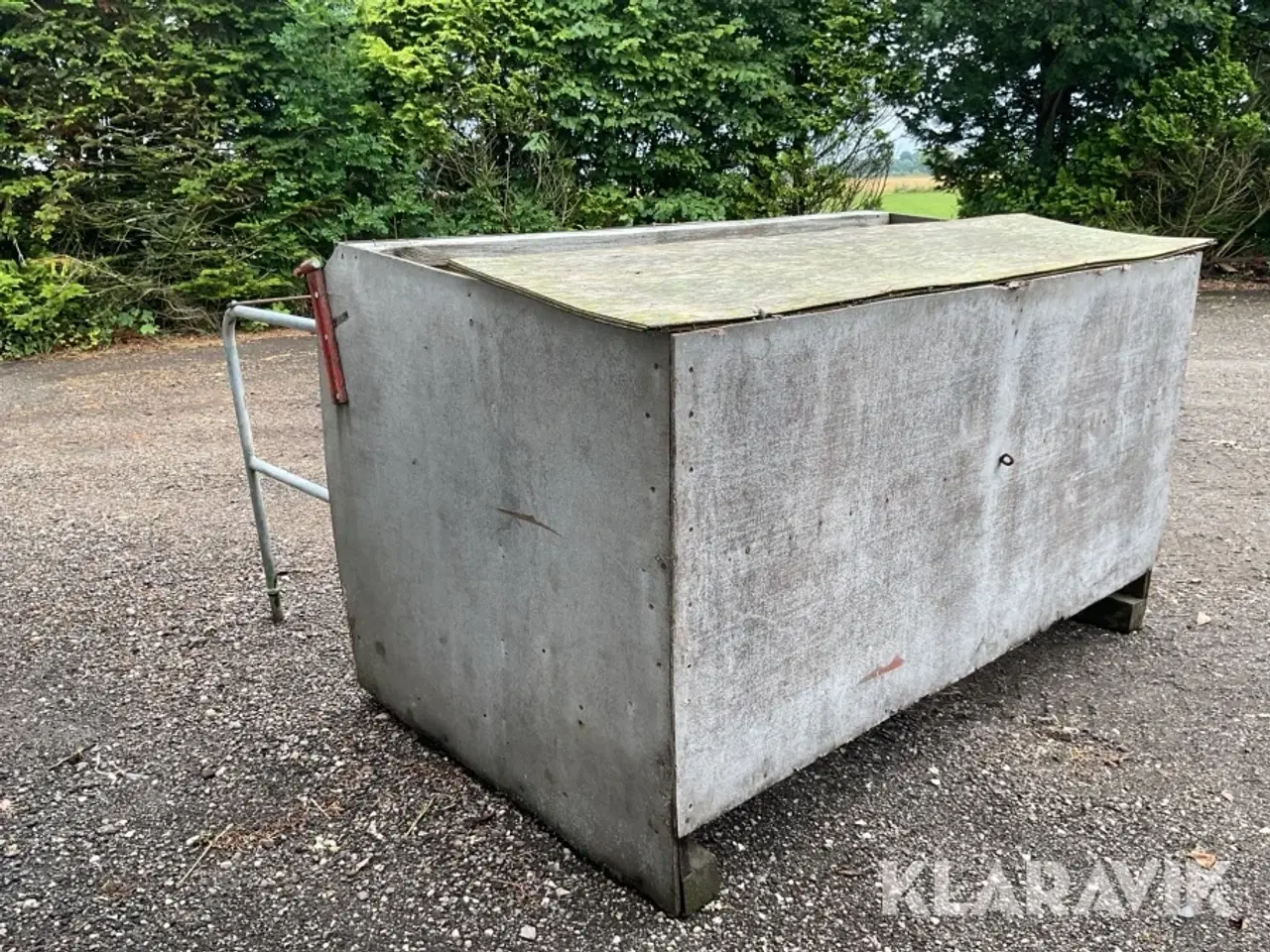 Billede 3 - Kalveskjul , med fodertrug