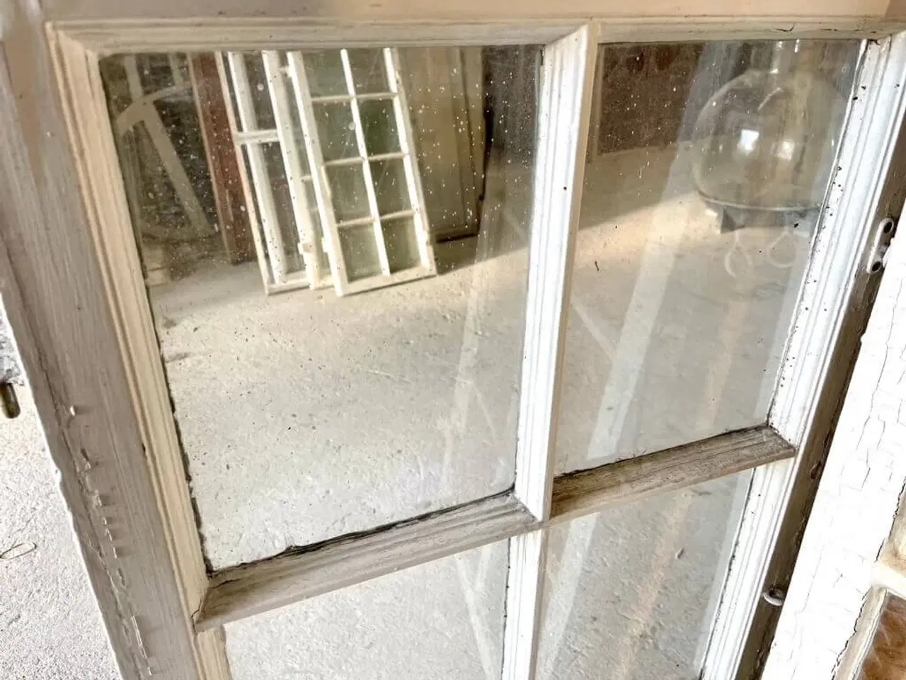 Billede 4 - Småsprosset 6-ruders vinduesramme fra ambassade