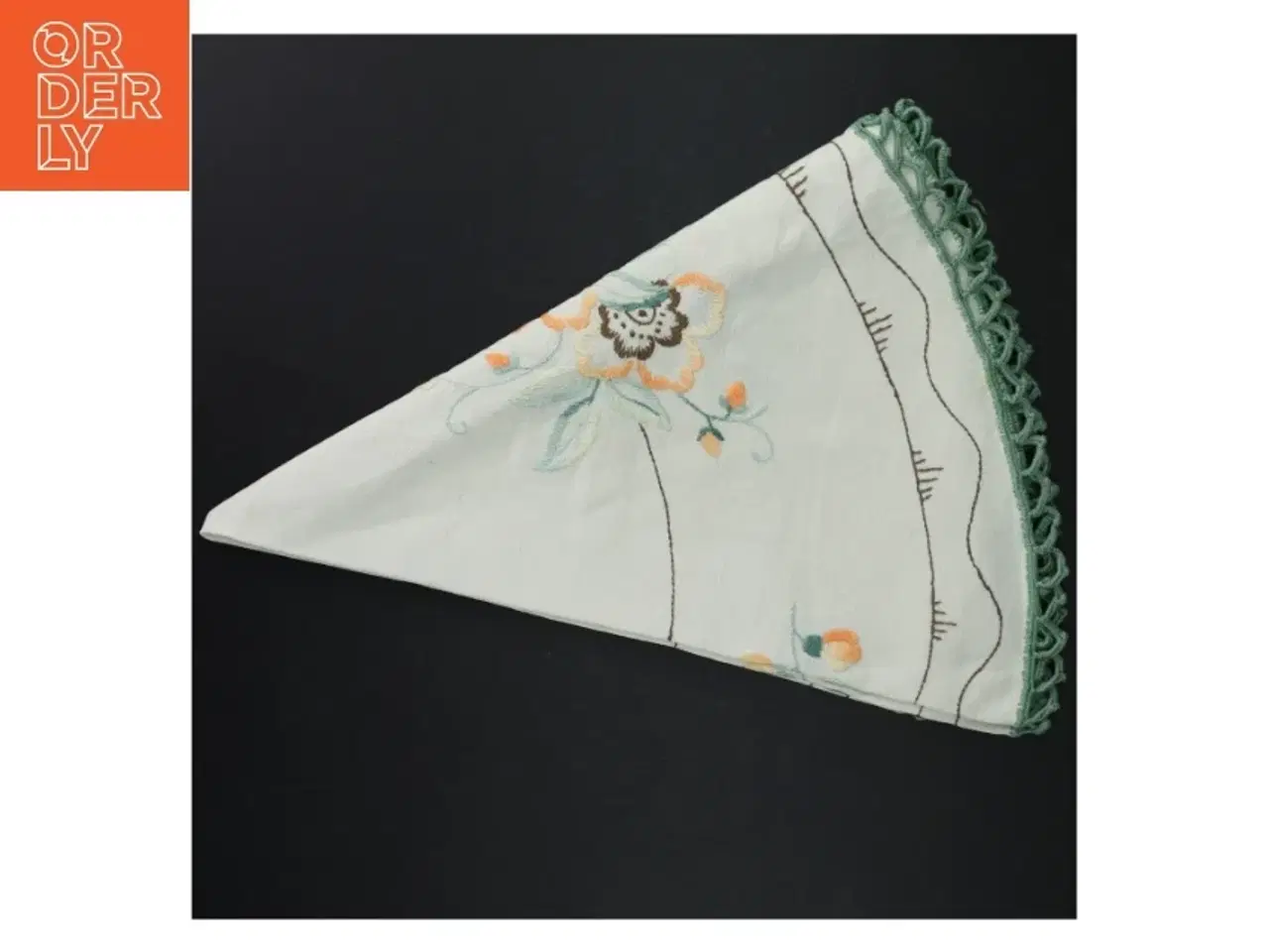 Billede 1 - Broderet dug med blomstermotiv (str. Ø. 77 cm)
