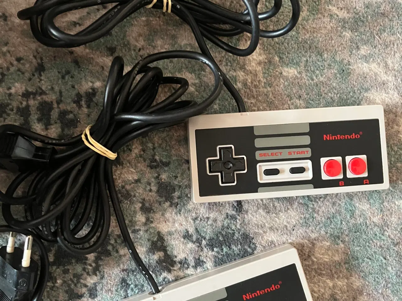 Billede 2 - Nintendo NES m. 3 Spil og 2 Controllere 