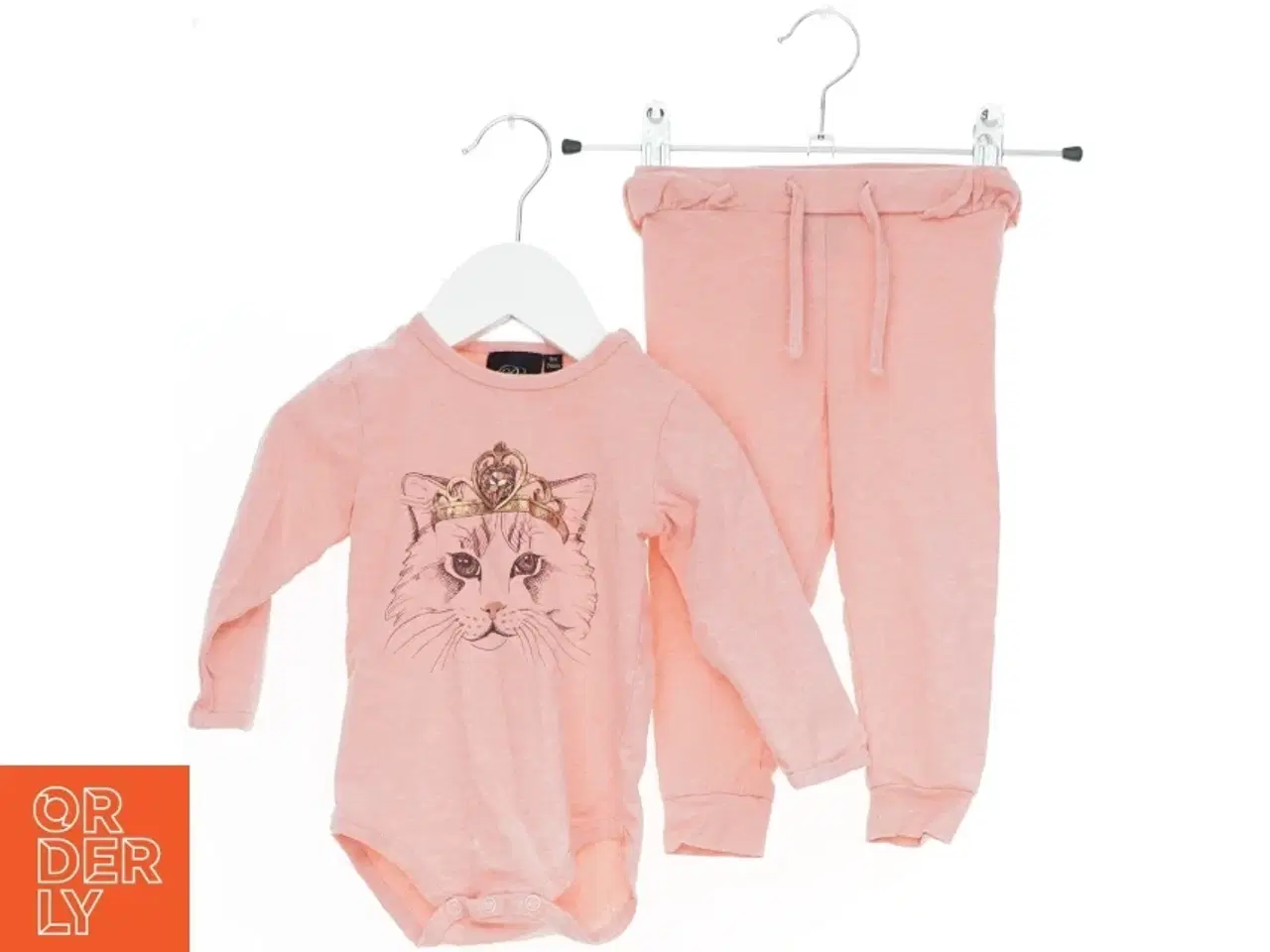 Billede 1 - Lyserød bodystocking og bukser med kattemotiv fra Petit sofieschnoor(str. 74)