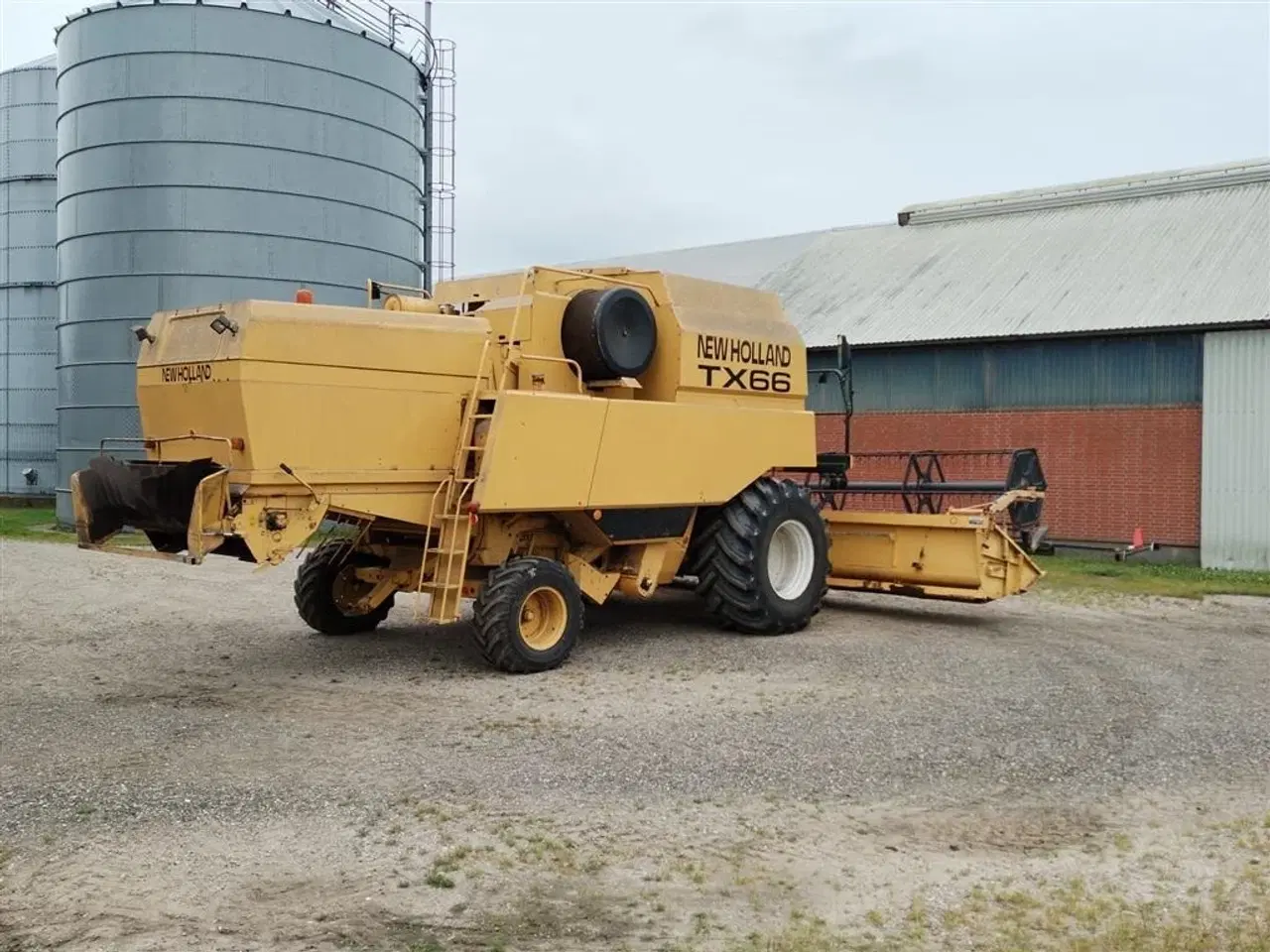 Billede 5 - New Holland TX 66 SLH årg. 1996, 3258 høsttimer og 4333 motortimer, selvoprettende soldkasse, 20 fods bord, stor tankoverbygning, maskinen er løbende serviceret