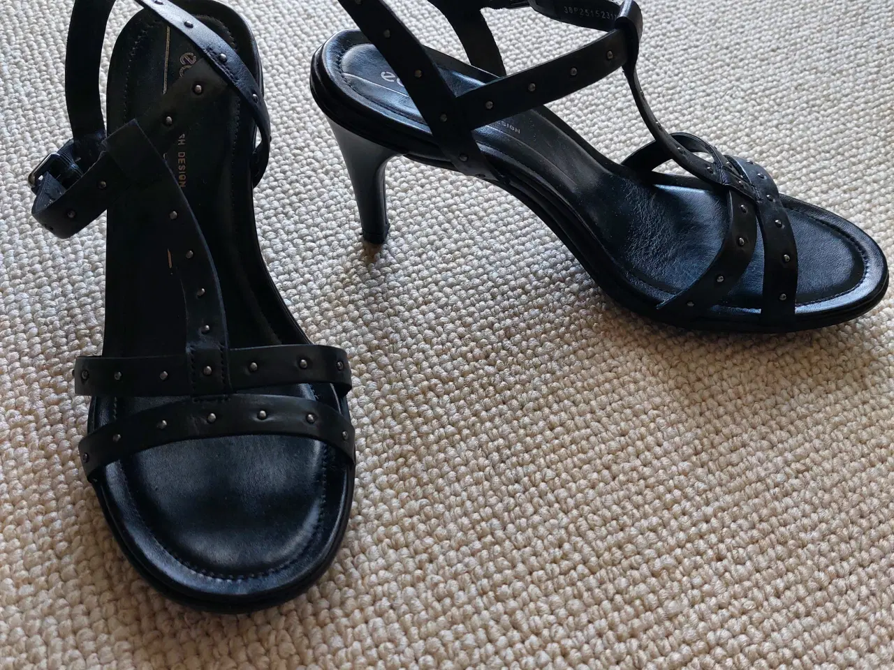 Billede 1 - Sort stilet/sandal, str 38
