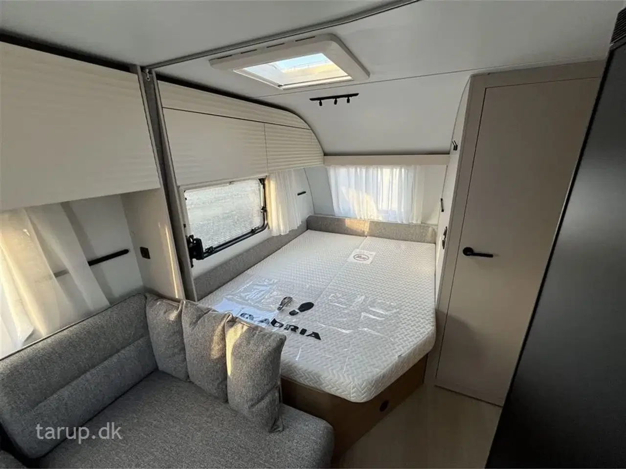 Billede 11 - 2026 - Adria Adora 613 PK Teen Køjesenge (3) og dobbeltseng, rund-siddegruppe og L-sidegruppe, SmartBox opbevaring, Truma Combi 6E, el-gulv-varme, 142 l. stort køleskab m/ frys