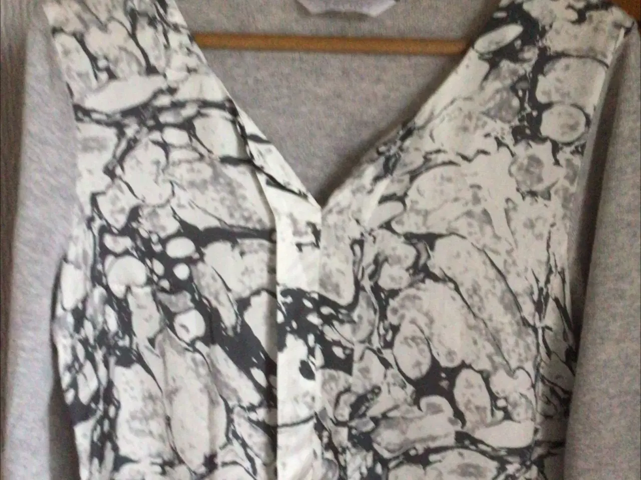 Billede 3 - bluse med silke foran str 42