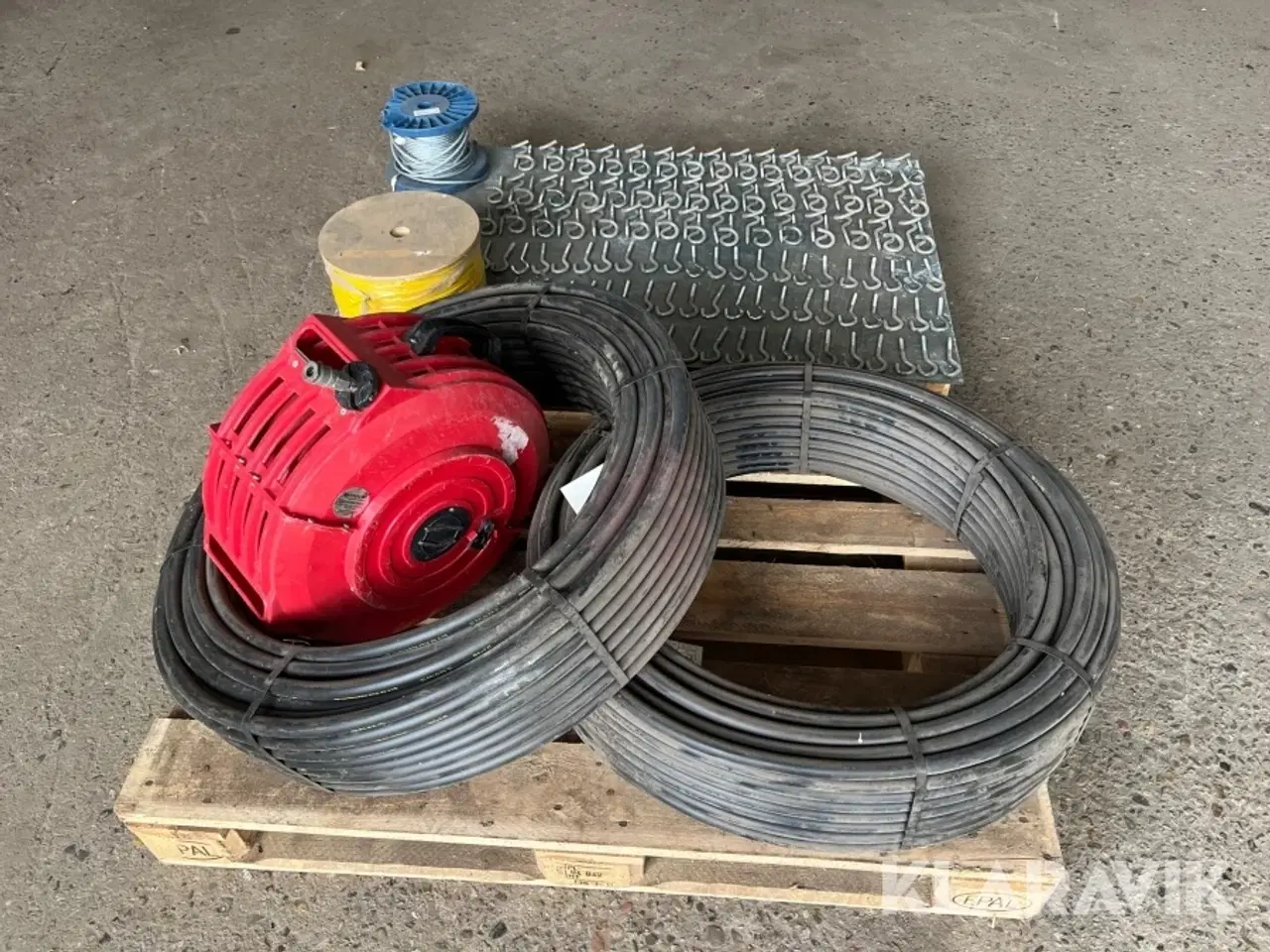 Billede 2 - LOT: kroge, wire, slangeopruller, 200 meter PEL rør