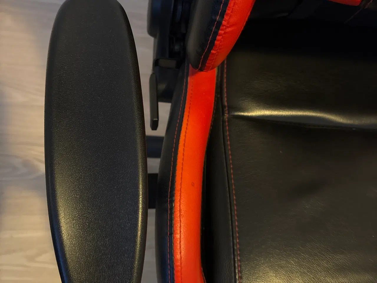 Billede 3 - Gamer stol sort og rød