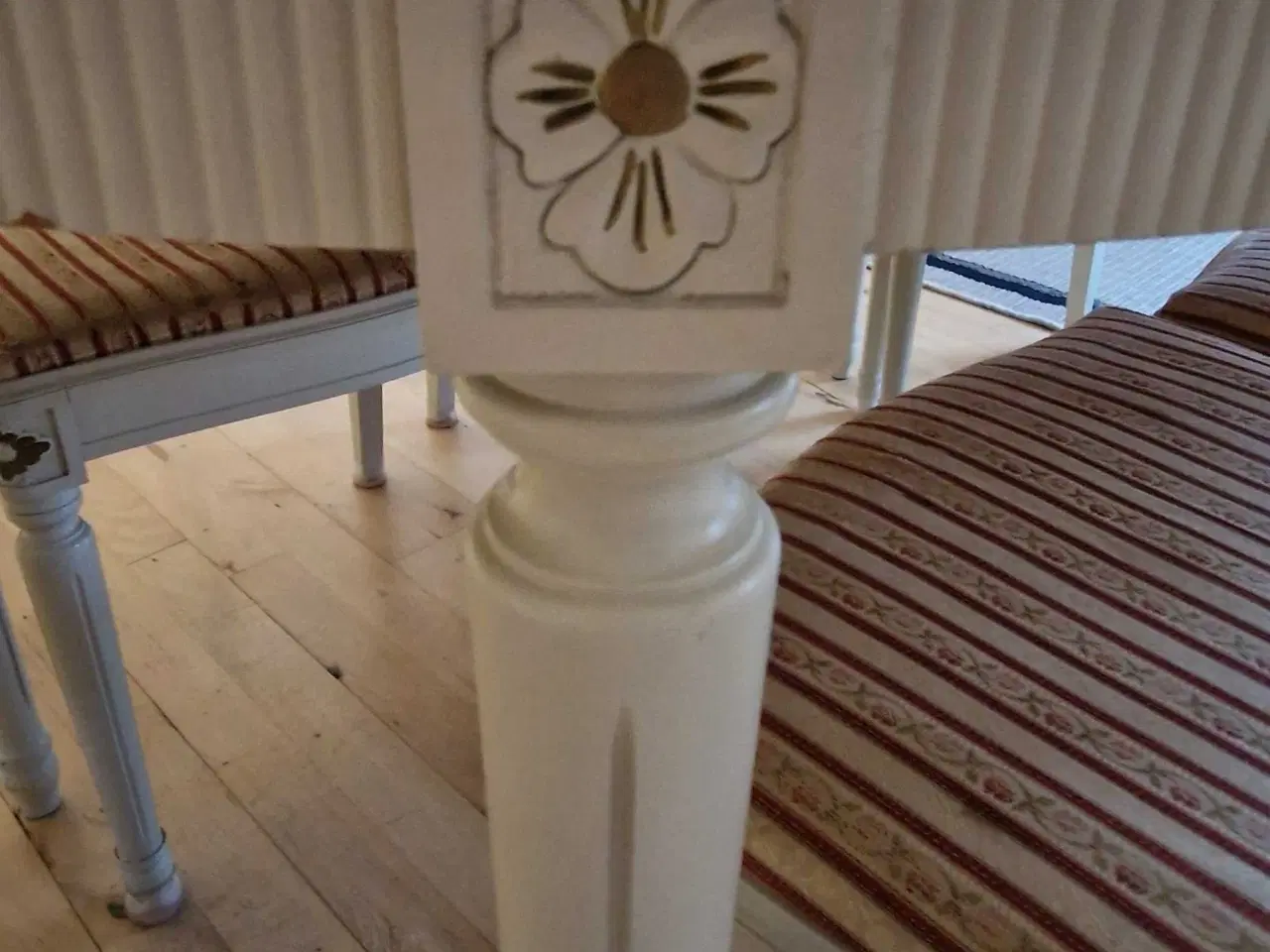 Billede 3 - Spisebord i Gustaviansk stil m.6 stole bortgives