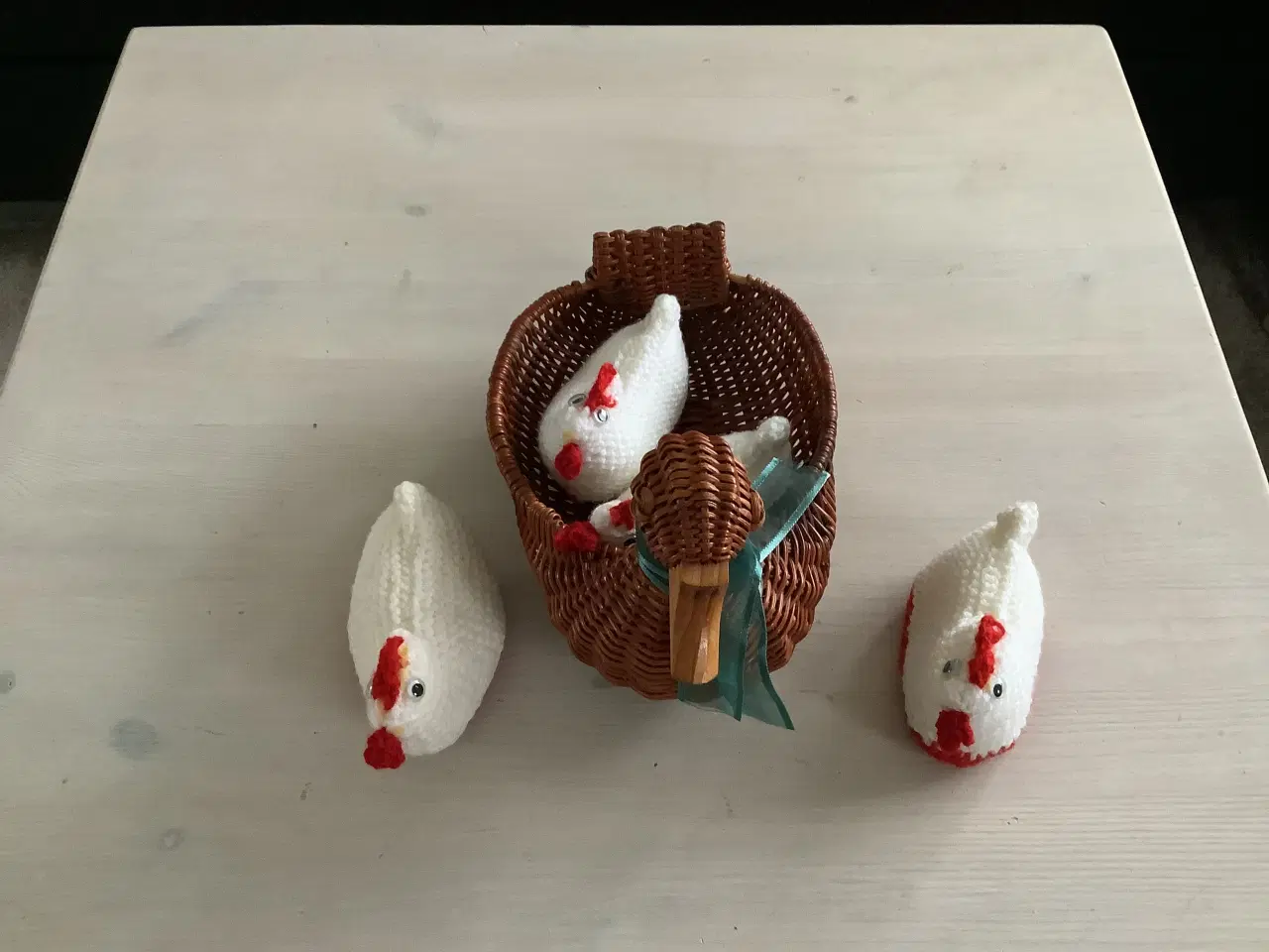 Billede 2 - Brun fletkurv med hæklede høns.