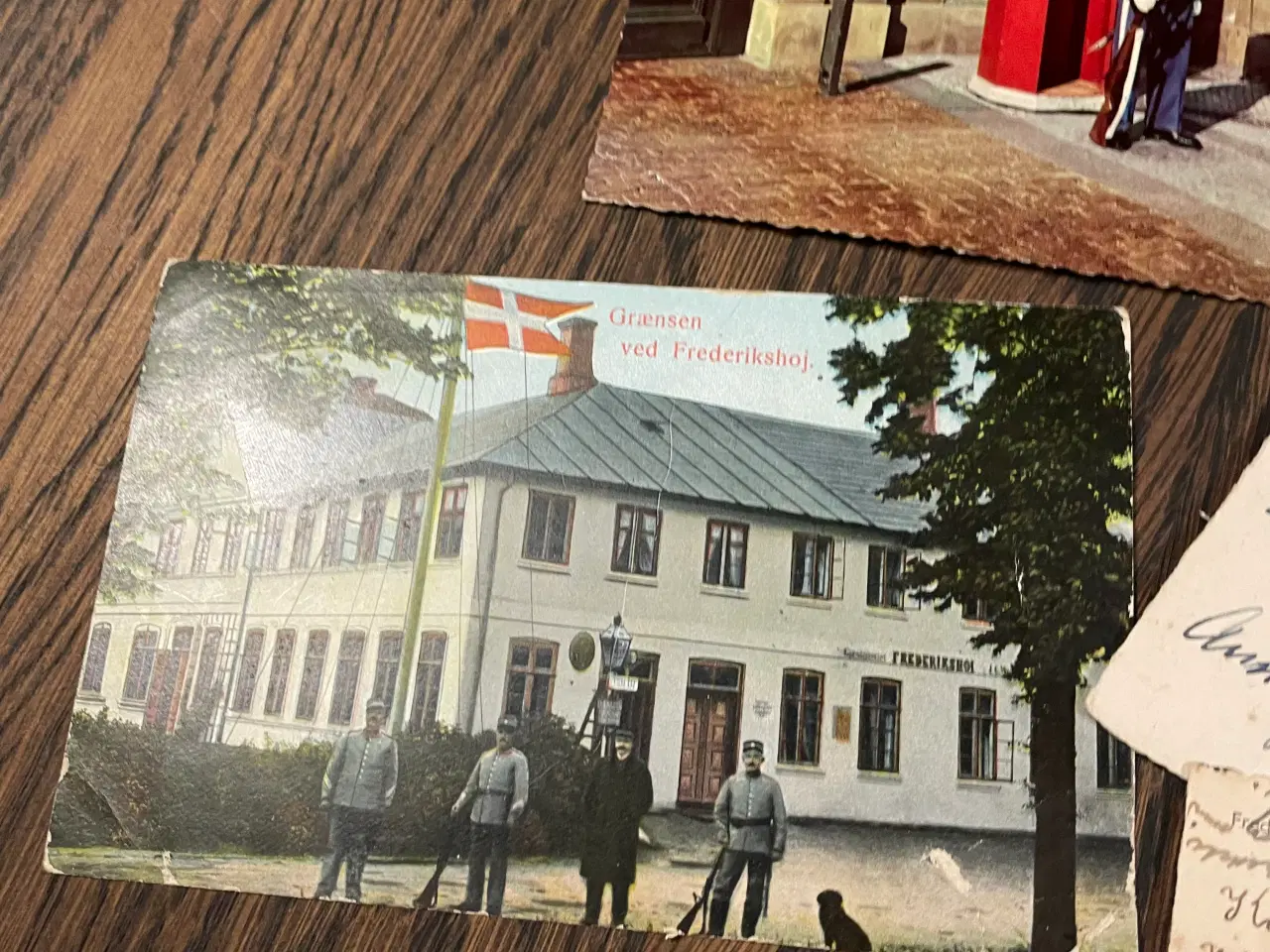 Billede 5 - Gamle postkort med frimærker.