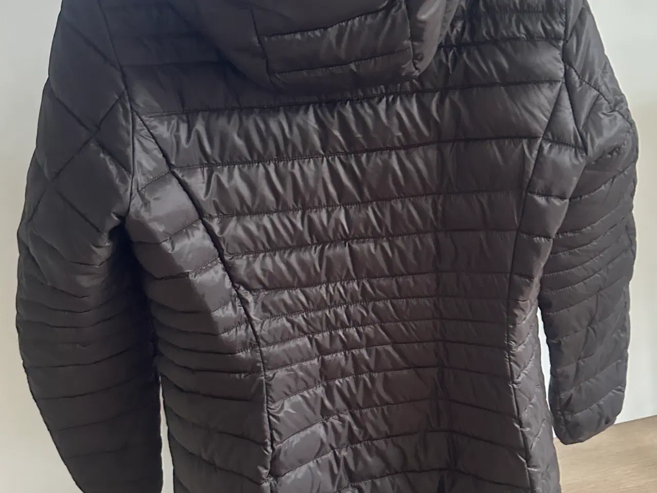 Billede 2 - Lækker vatteret overgangsjakke.