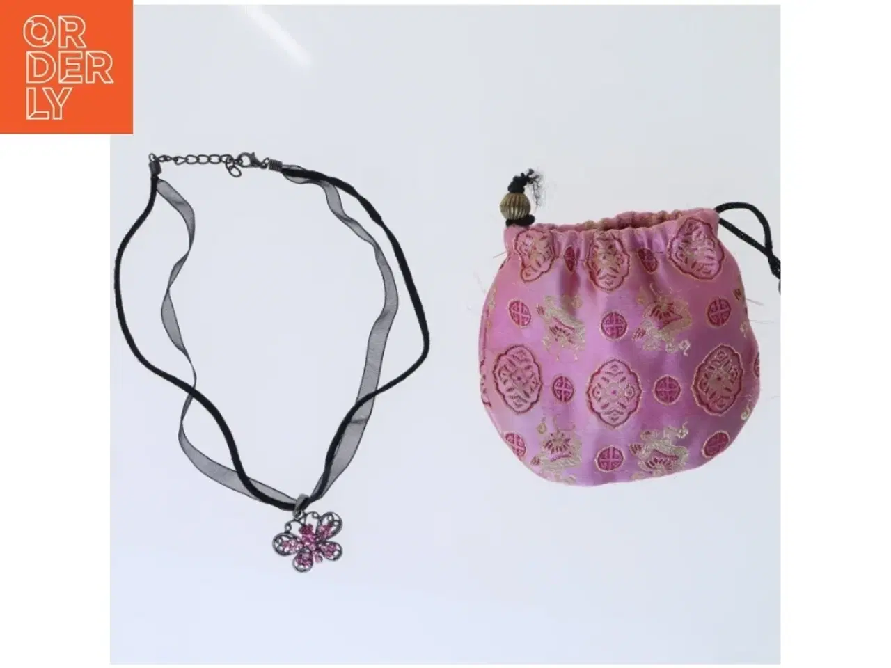 Billede 1 - Halskæde med sommerfuglevedhæng og brokadepose (str. 39,5 cm)