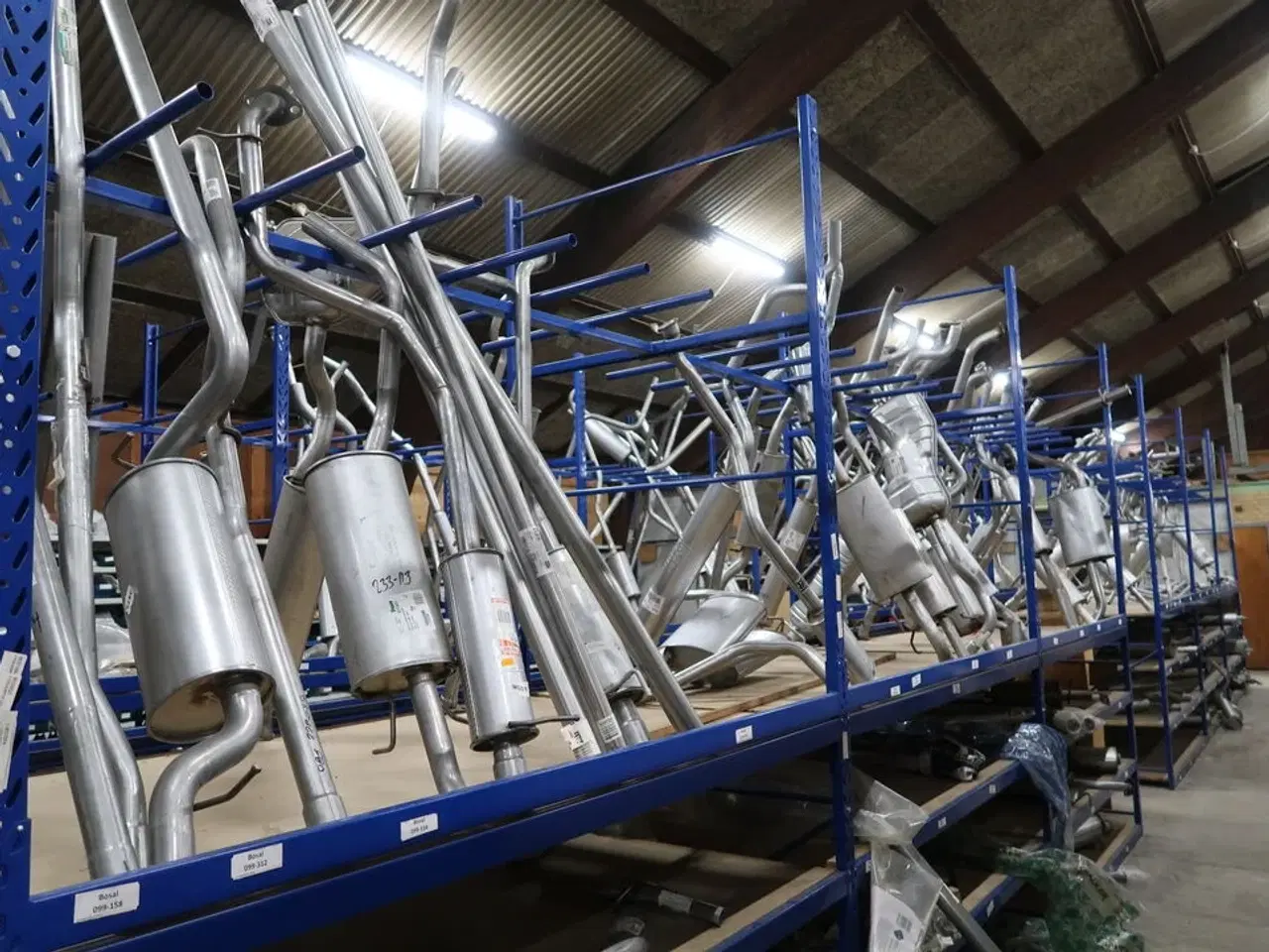 Billede 8 - Udstødninger m.v. i reol