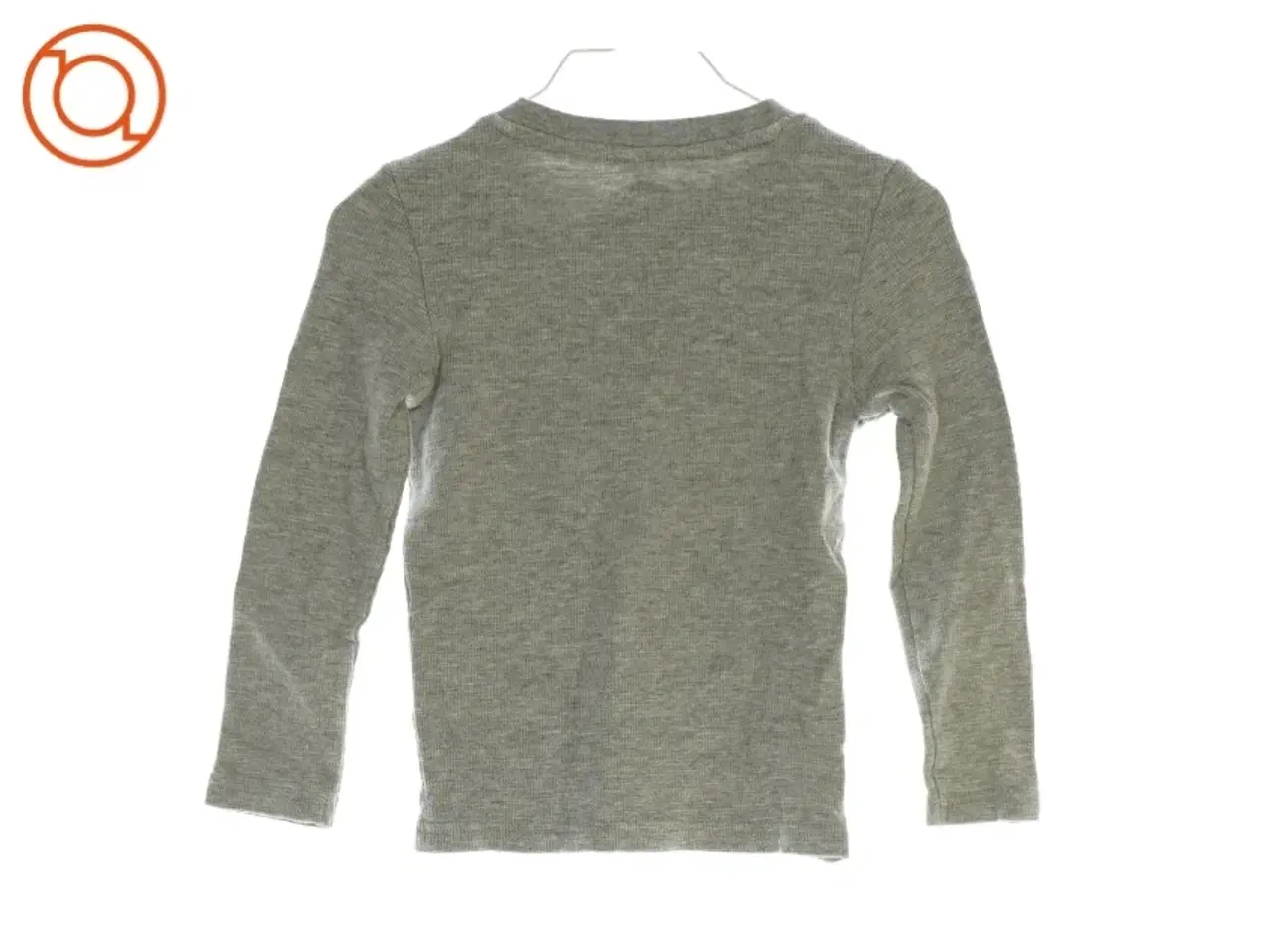 Billede 2 - Langærmet bluse med lomme i (str. 116)