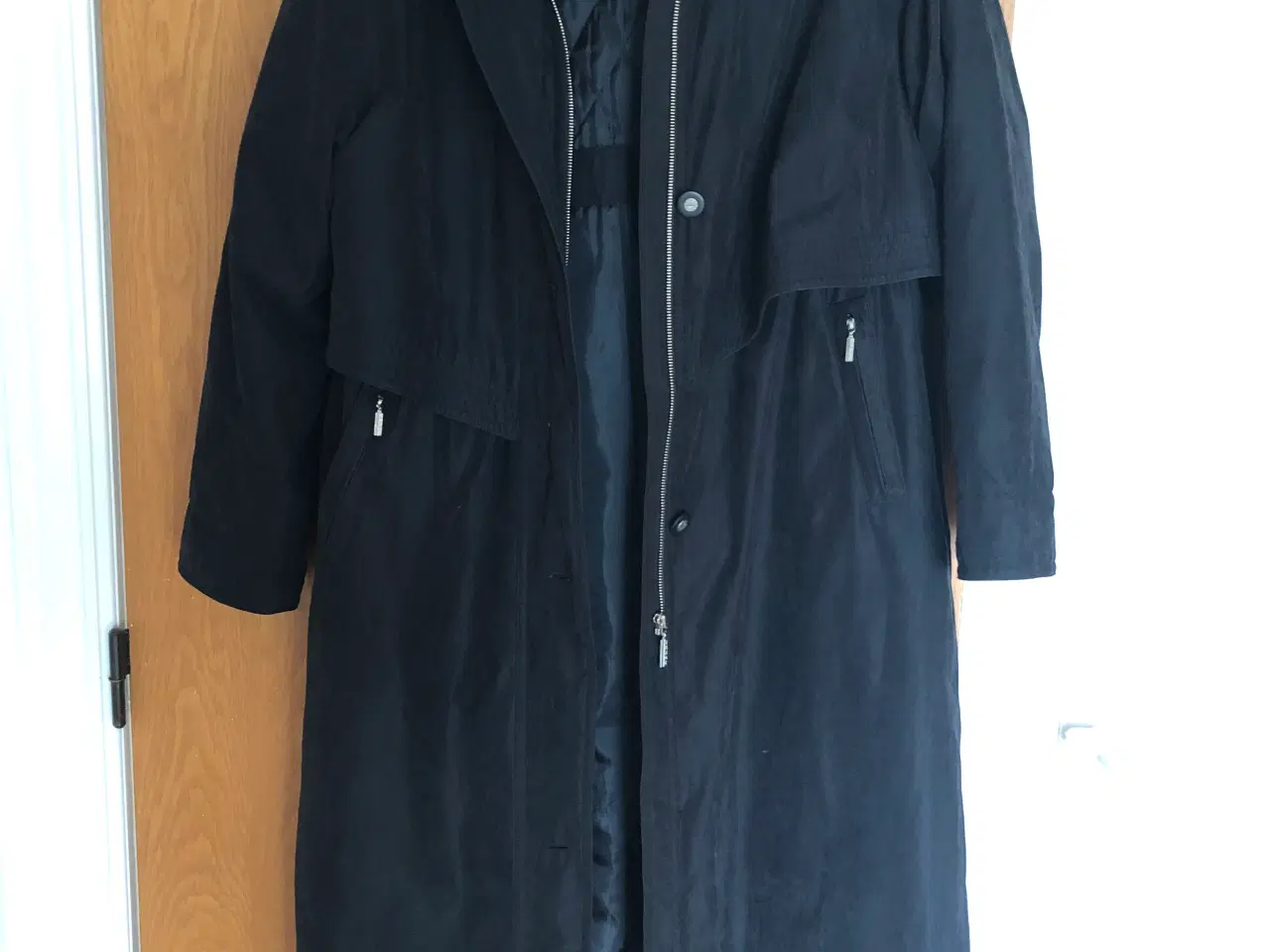 Billede 1 - FLOT! sort klassisk JUNGE frakke