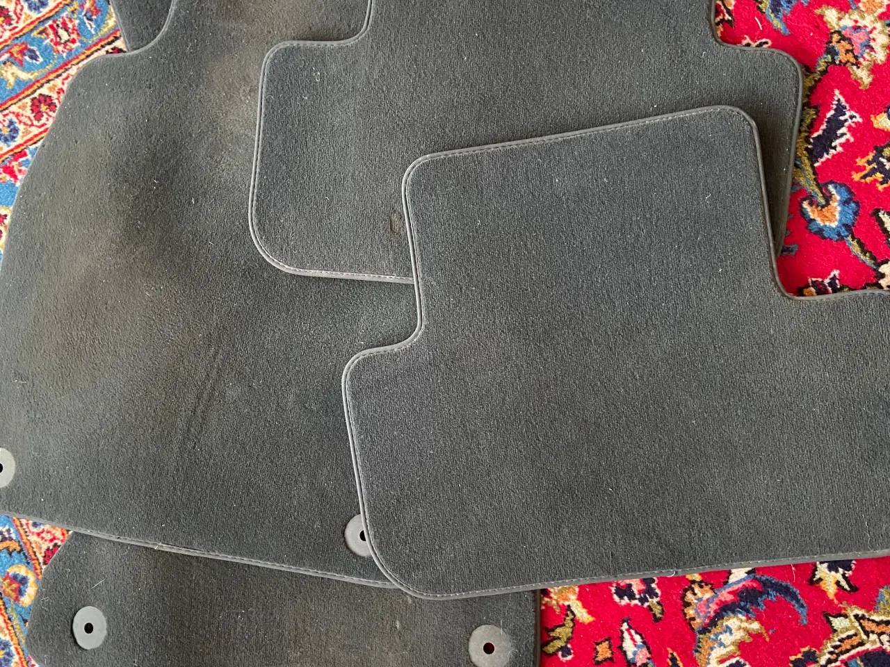 Billede 2 - 8 måtter til AUDI A4 - 4 gummi og 4 tekstil