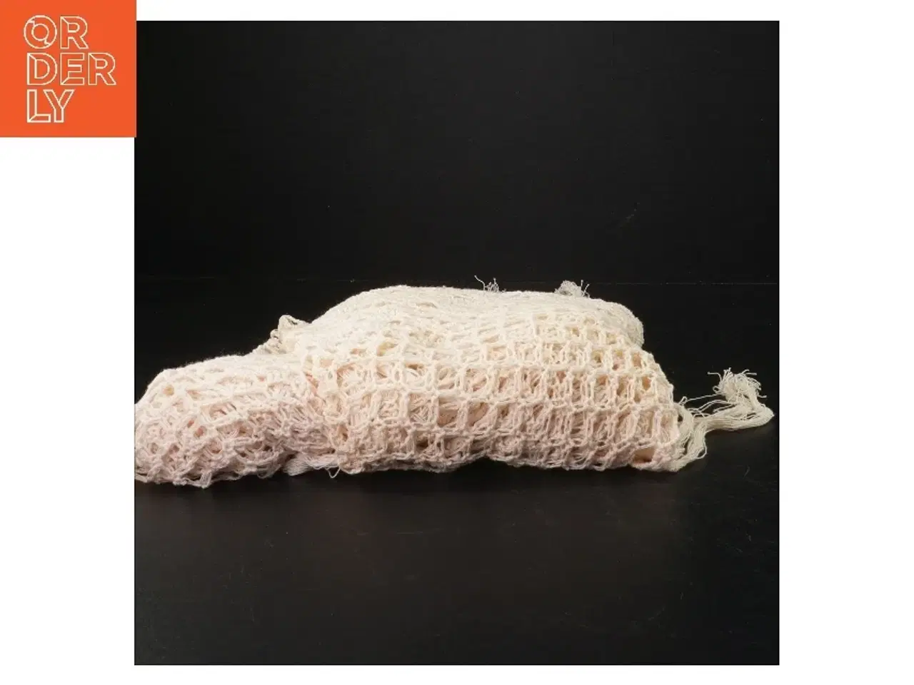 Billede 2 - Sjal (str. Størrelsen kan ikke præcist bestemmes ud fra billederne, men det ser ud til at passe til en standard kvadratisk pude.)