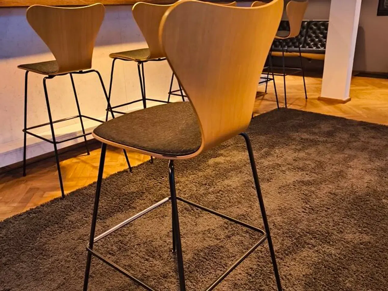 Billede 3 - 7'er barstol i eg med stofsæde ARNE JACOBSEN