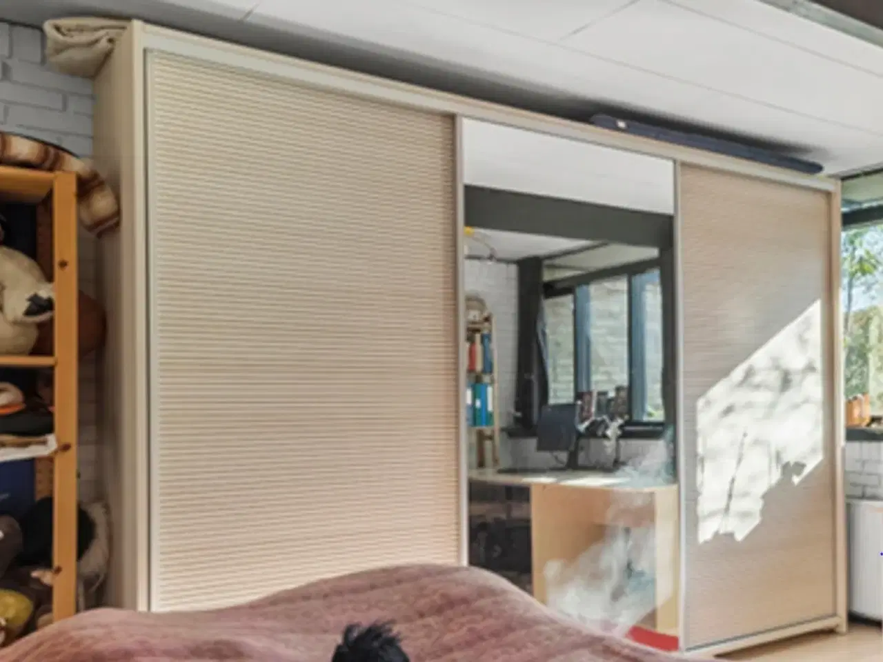 Billede 1 - Præsentabelt garderobeskab med to skydelåger og sp