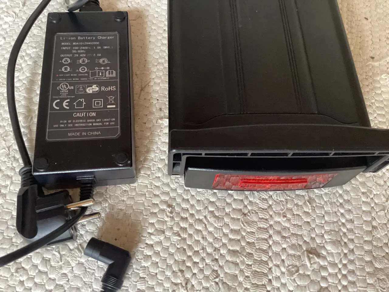 Billede 5 - 1 stk. Batteri med oplader, til  El cykler Defekt.