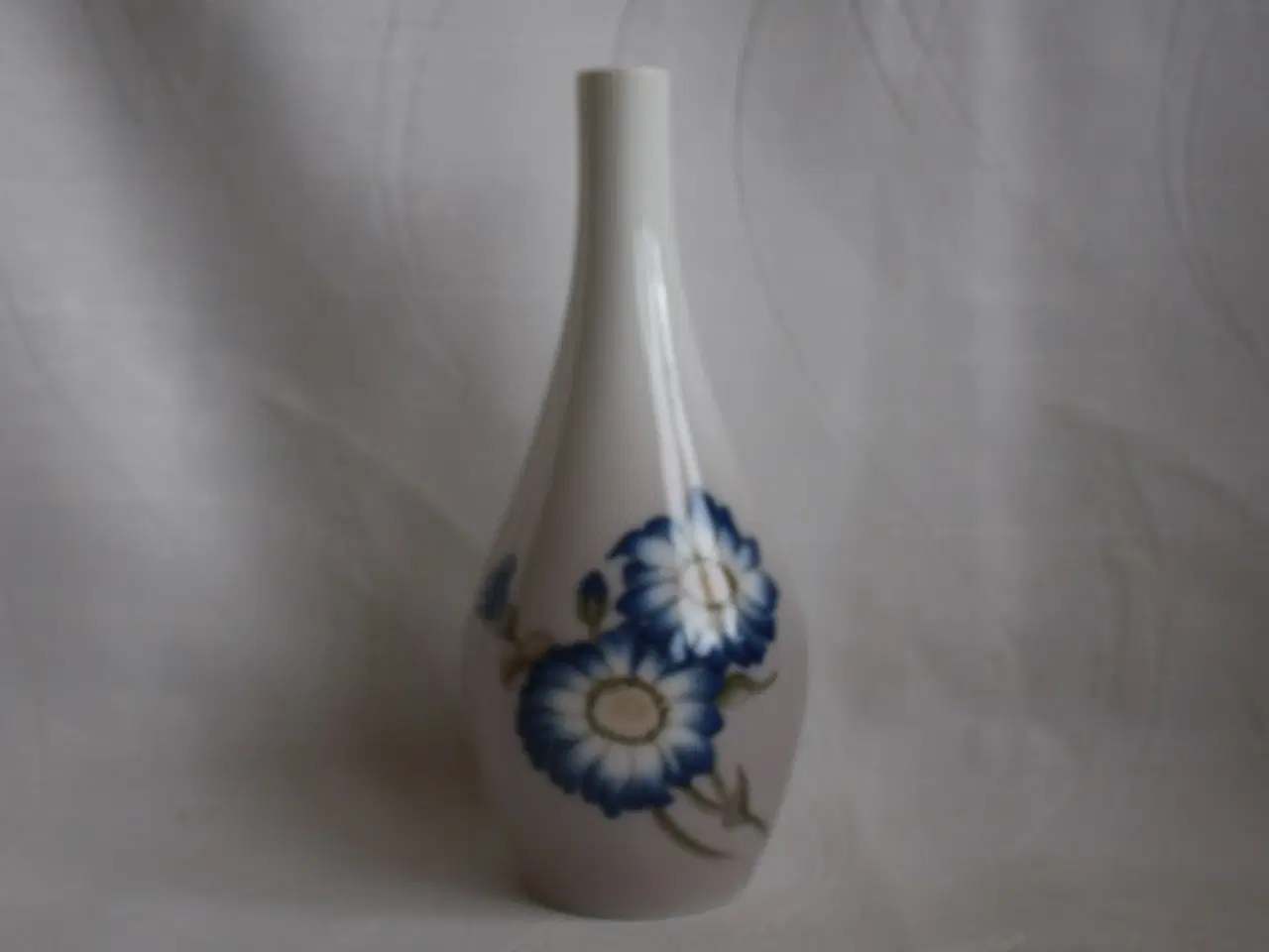 Billede 1 - Vase med blomster fra Bing og Grøndahl