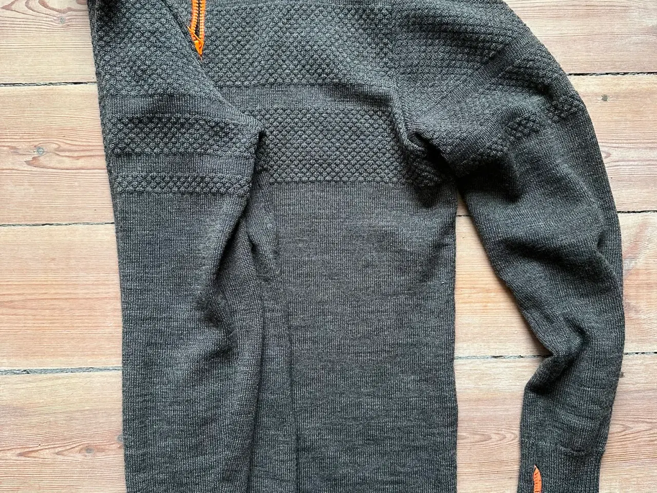 Billede 3 - Grå Mads Nørgaard sømandsstrik med orange lynlås. 