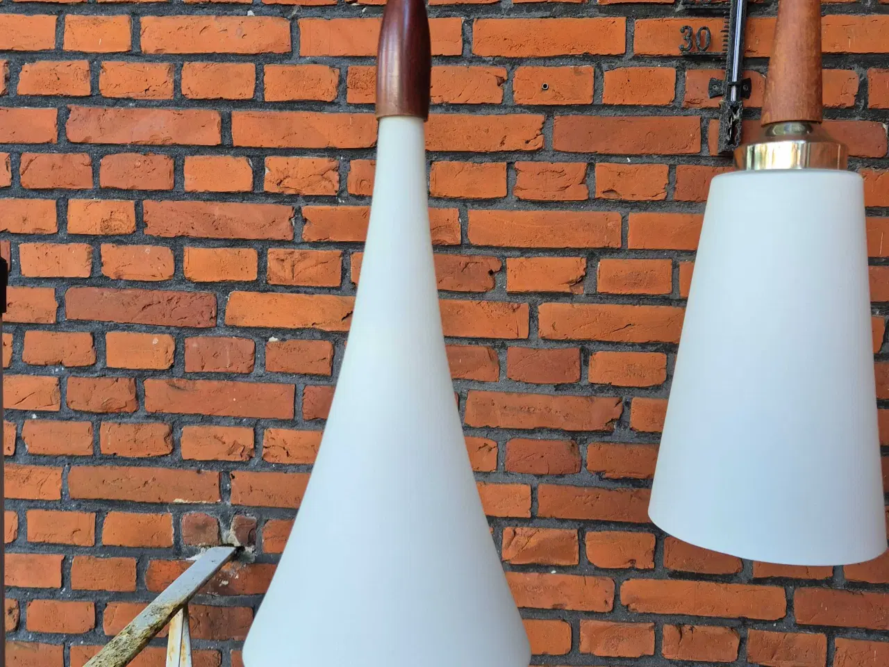 Billede 2 - To fine retrolamper i mathvidt opalglas