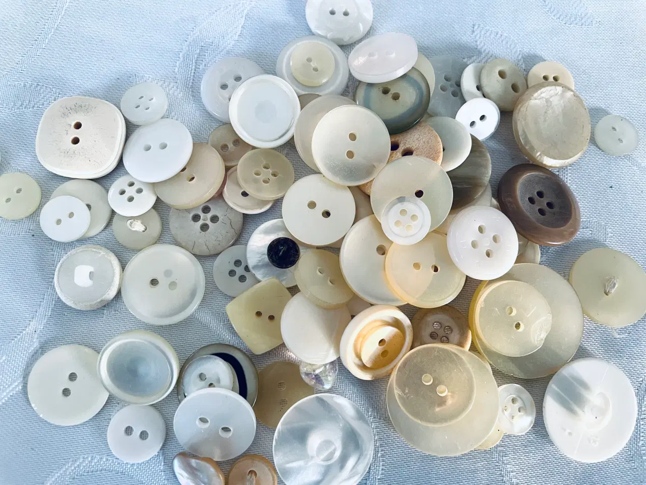 Billede 3 - Ældre knapper 80 stk. + opbevaringsæske