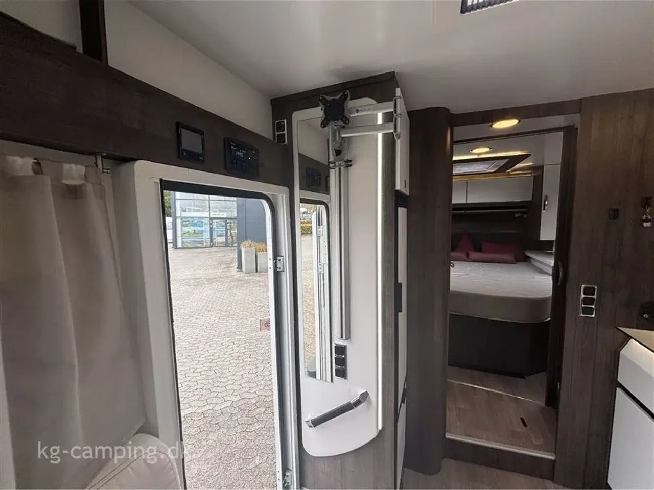 Billede 16 - 2022 - Benimar Amphitryon 998 4400 kg   Kraftfuld helintegreret autocamper med ALDE-varme og masser af komfort!