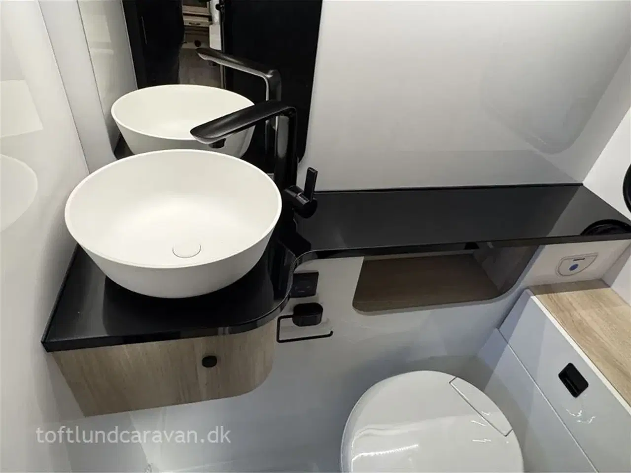 Billede 19 - 2026 - Hobby De Luxe 460 SL   TILBUD 2026 DK-Line med masser af udstyr INKL. i prisen. Enkeltsenge samt endekøkken og stort badeværelse. LAV VÆGT.