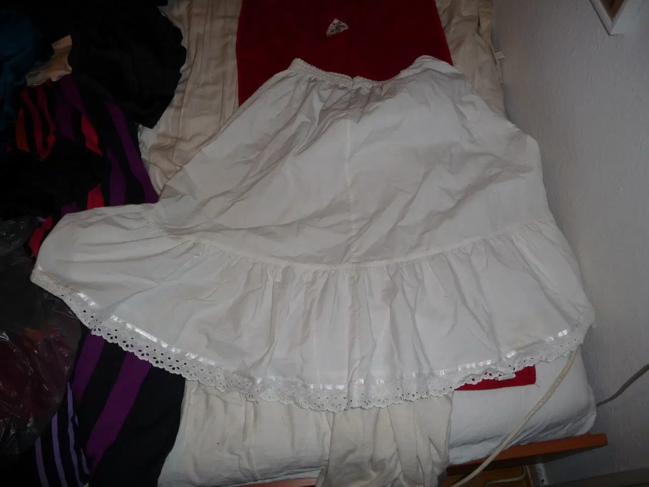 Billede 1 - nederdel underskørt str s eller en lille str m læs