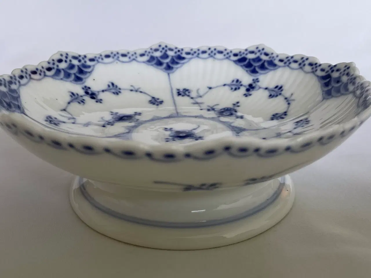 Billede 2 - Skål på fod, musselmalet halvblonde, Kgl. Porcelæn