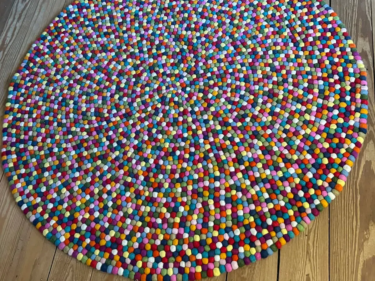 Billede 1 - Kugletæppe 138cm rund håndlavet uldfilt flerfarvet