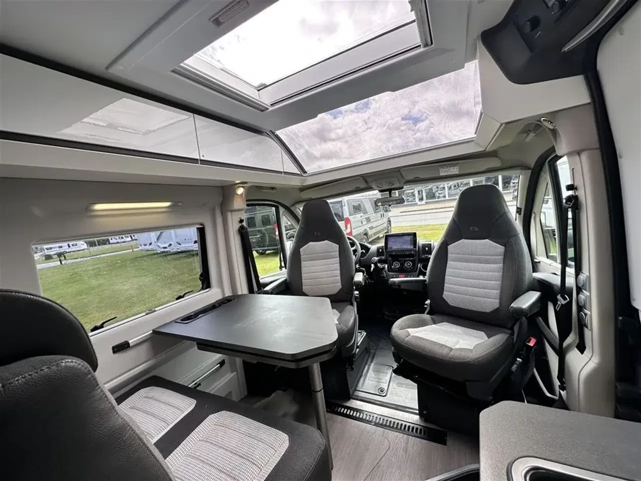 Billede 2 - 2019 - Adria Twin Supreme 640 SLB   Velholdt Camper Van med enkelt senge Kørt 38,300 Km