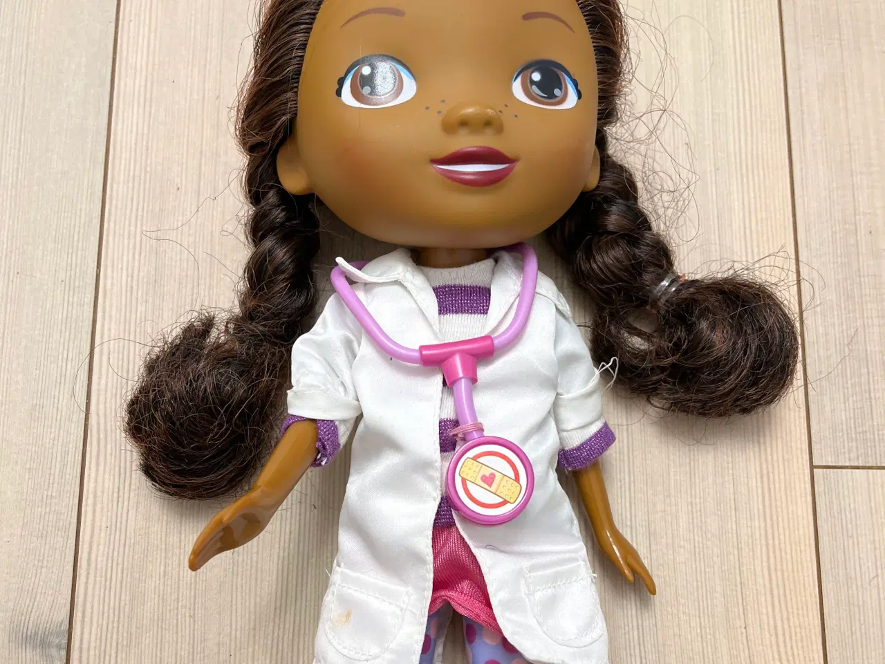 Billede 1 - Dukke Doktor Mcstuffins 