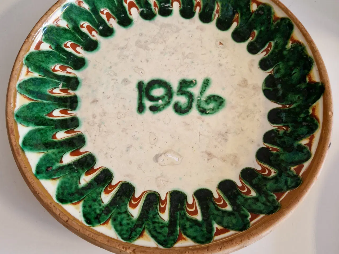 Billede 1 - Tallerkner i lertøj med patina.