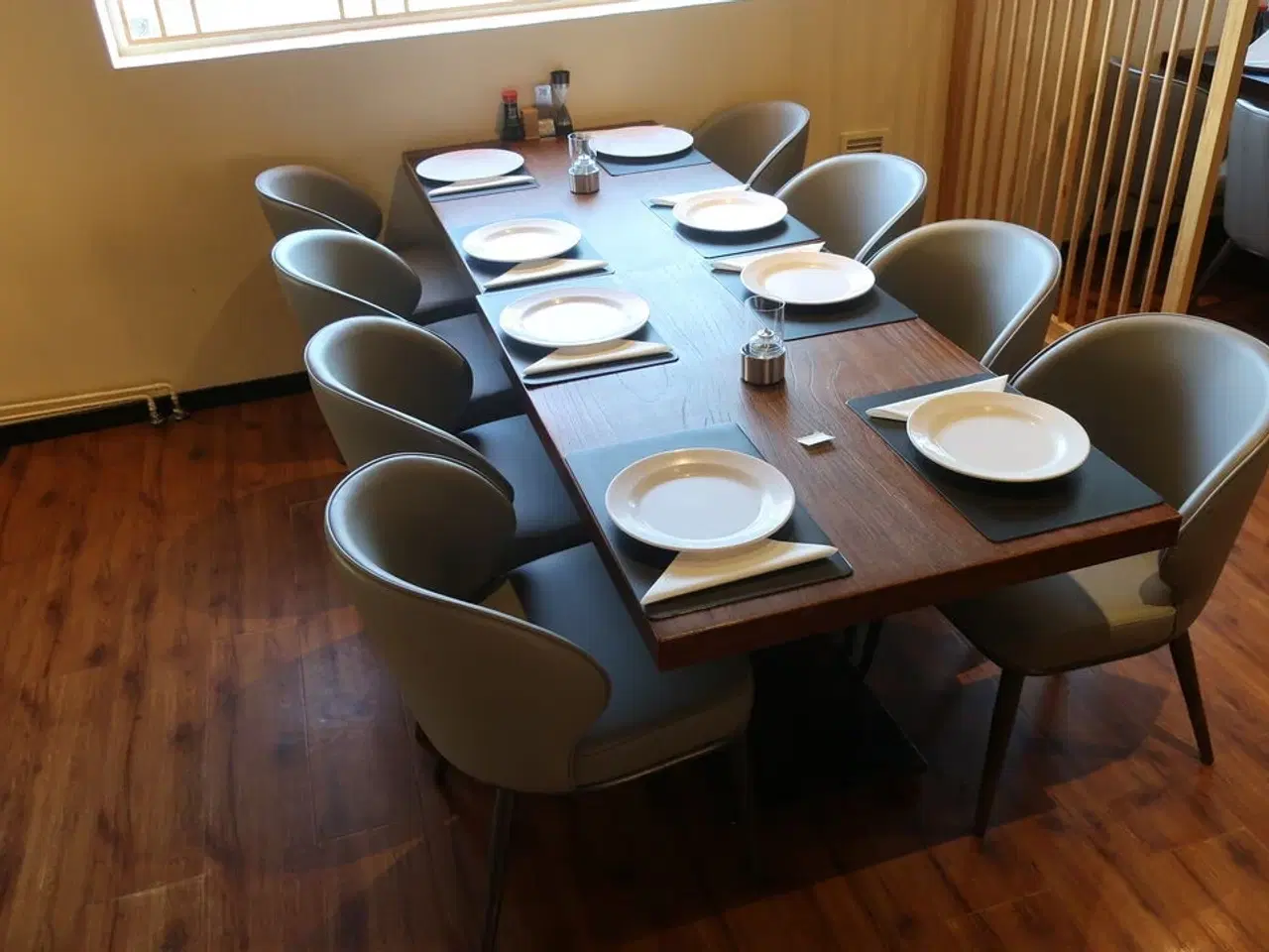 Billede 3 - 2 borde og 8 nye stole
