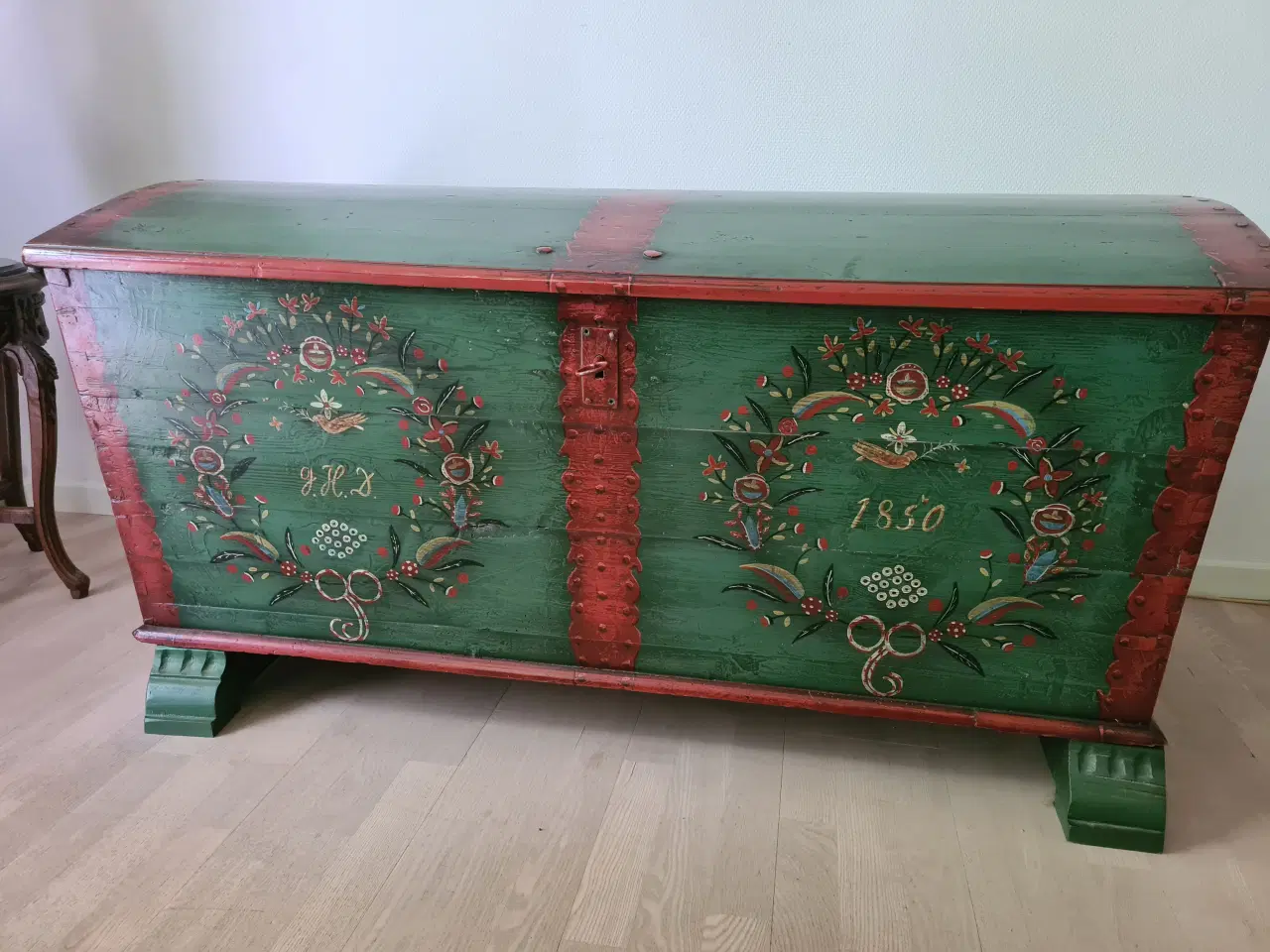 Billede 1 - Smuk gammel kiste (1850) til opbevaring.