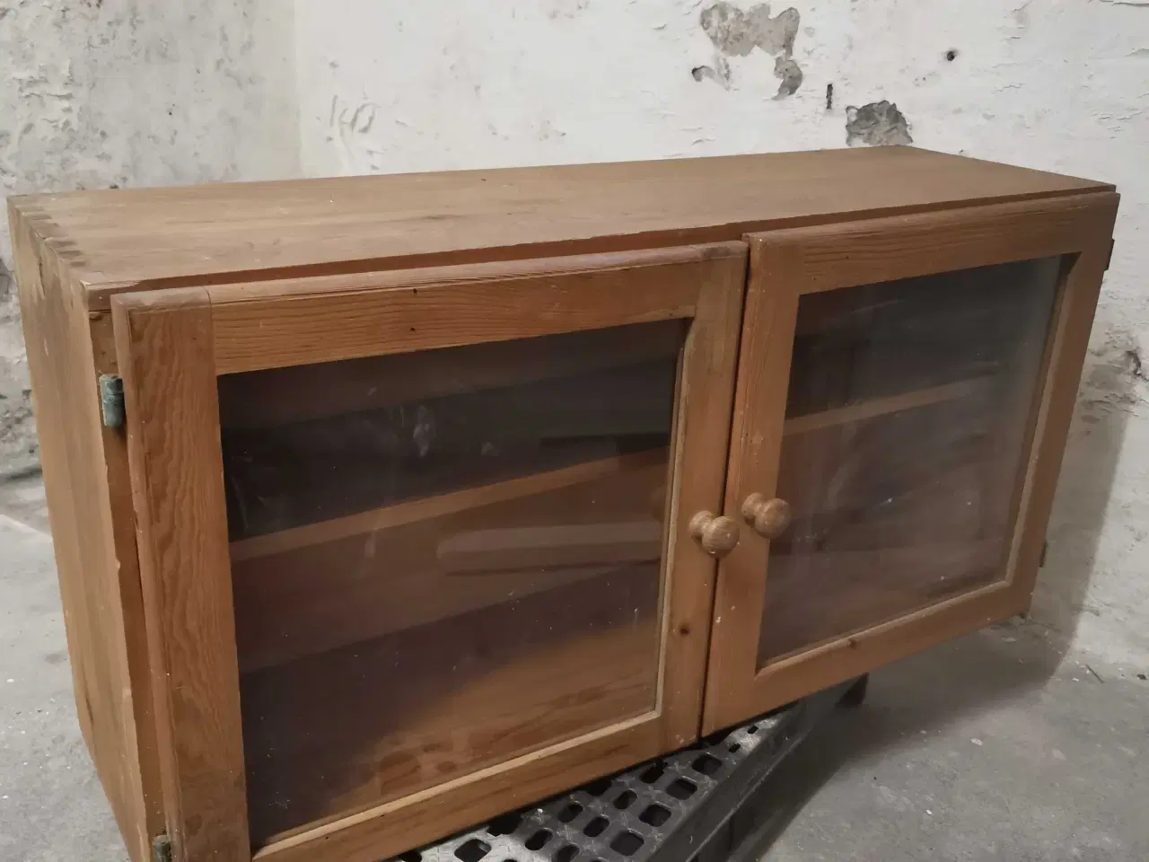 Billede 1 - Gammelt væghængt vitrineskab 