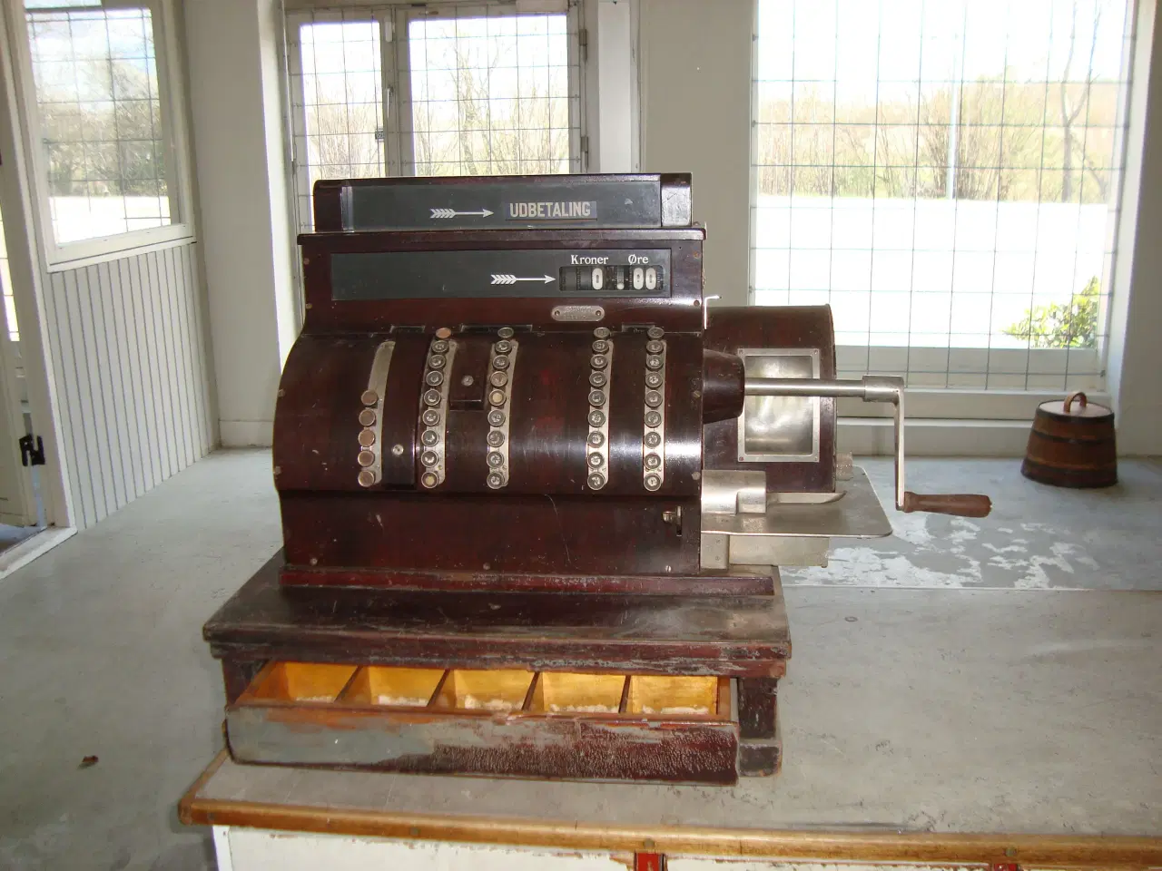 Billede 3 - Antik købmandsdisk m.Kasseapparat 